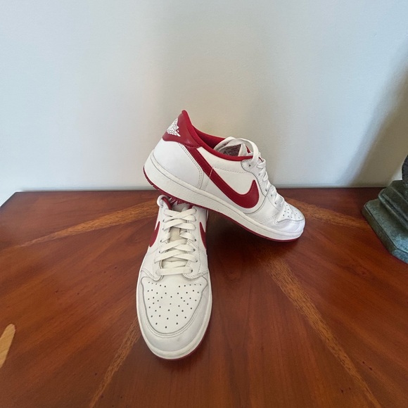 Nike Jordan 1 Retro - Picture 2 of 7